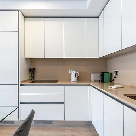 Elegant 2bdr In By Lovelystay * كوارتيرا