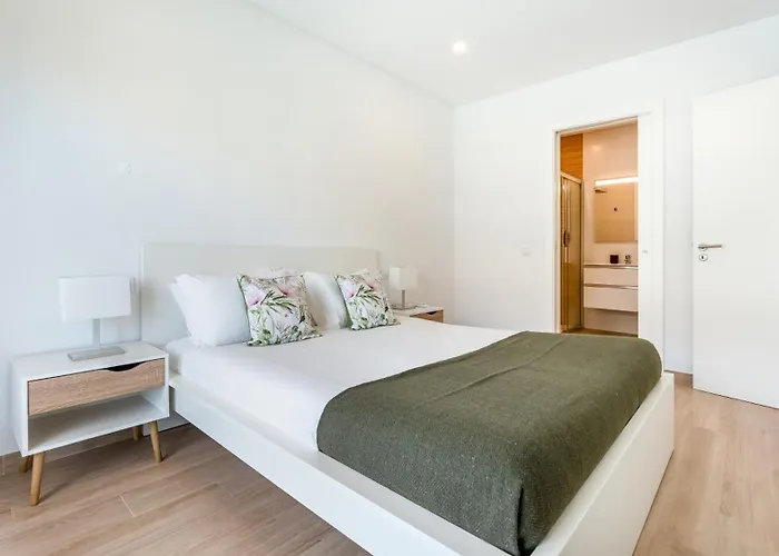 Elegant 2bdr In By Lovelystay * Картейра