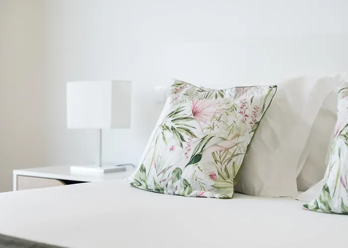 Elegant 2bdr In By Lovelystay Апартаменты Картейра