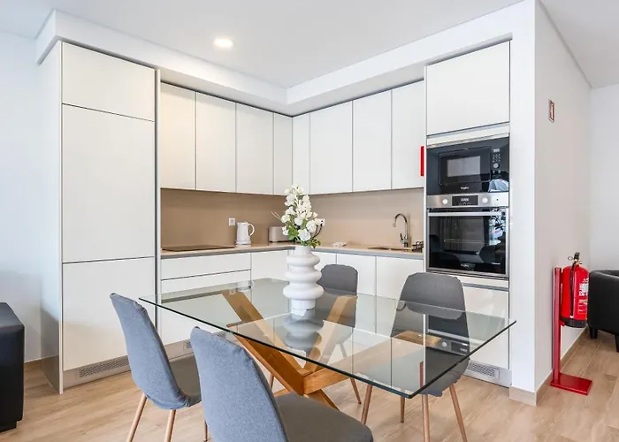 Elegant 2bdr In By Lovelystay Апартаменты Картейра